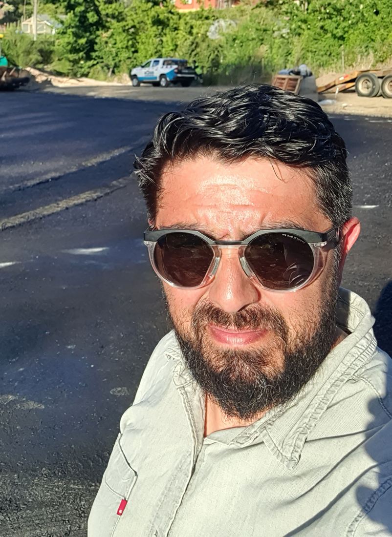 Daniel Almendras Neira en terreno, durante una obra de pavimentación